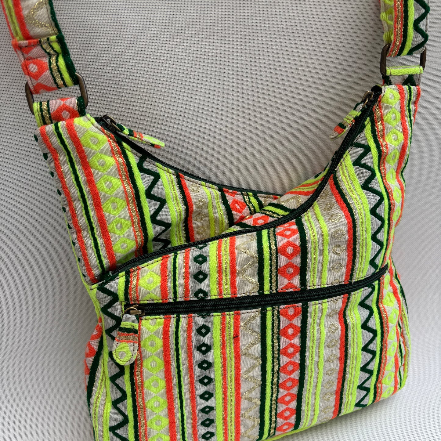Bolso Bandolera Súper Caomka "Neon Jungle Spirit" · Pieza Única Núm. 18811