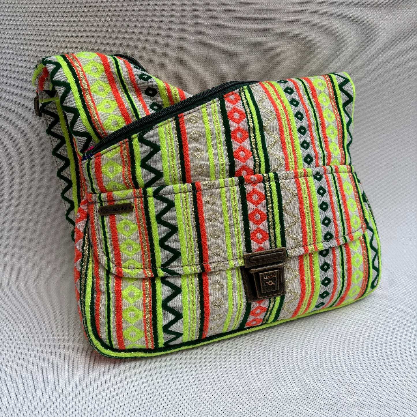 Bolso Bandolera Súper Caomka "Neon Jungle Spirit" · Pieza Única Núm. 18811