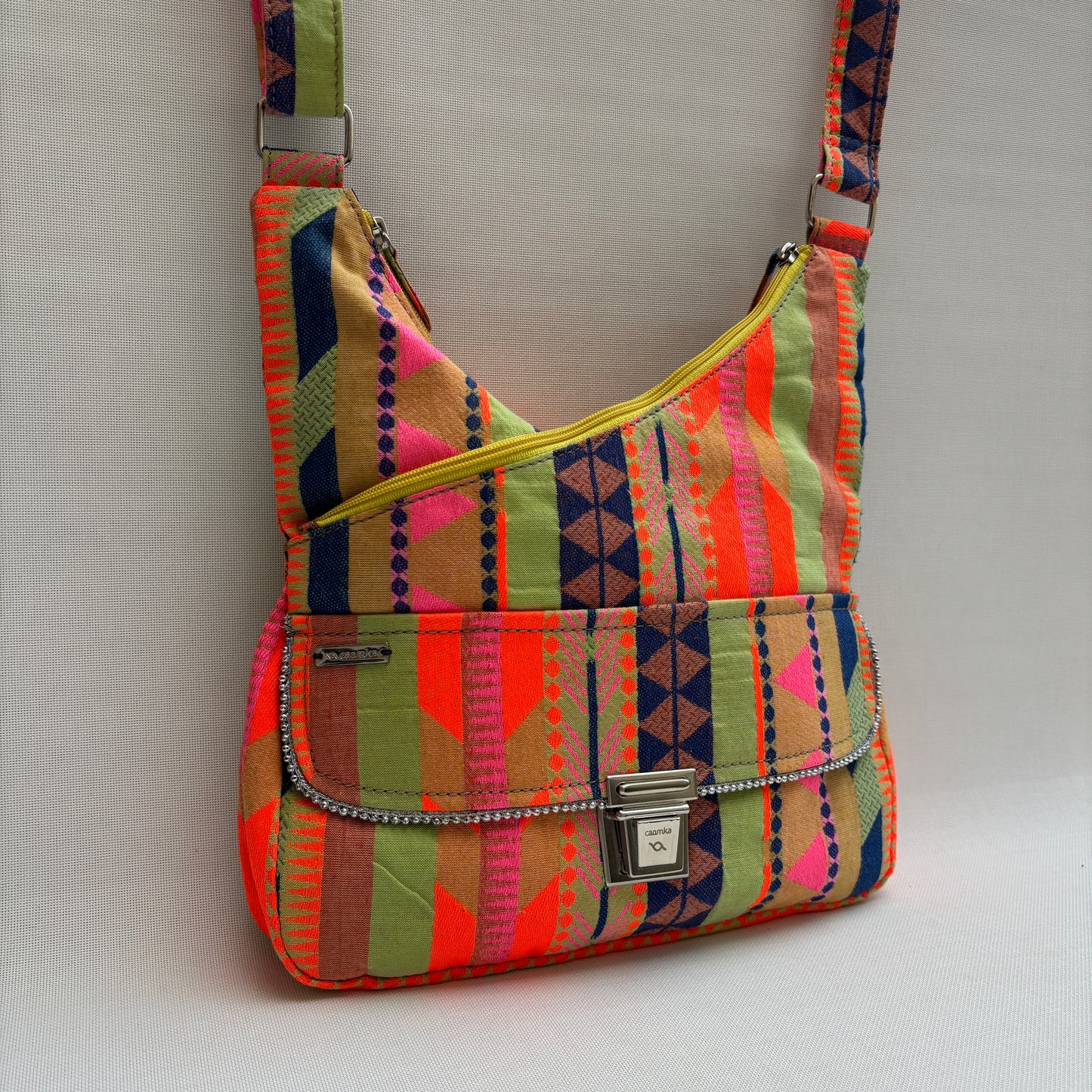 Bolso Bandolera Súper Caomka "Neon Safari Energy" · Pieza Única Núm. 18805