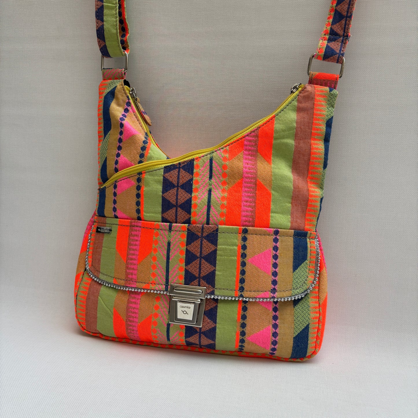 Bolso Bandolera Súper Caomka "Neon Safari Energy" · Pieza Única Núm. 18805