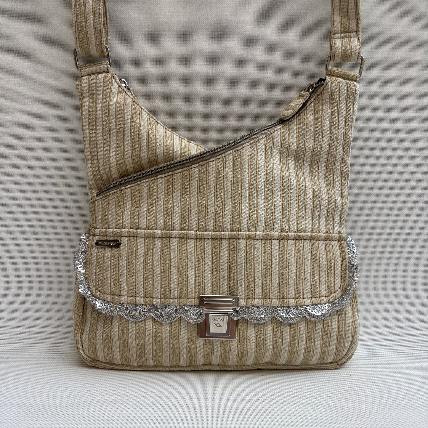 Bolso Bandolera Súper Caomka "Silver Lace Sand" · Pieza Única Núm. 18797