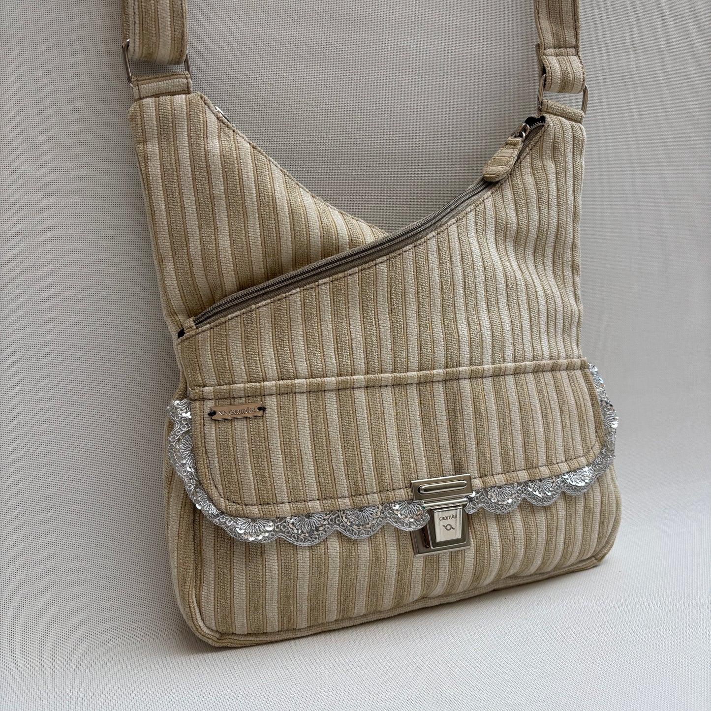 Bolso Bandolera Súper Caomka "Silver Lace Sand" · Pieza Única Núm. 18797