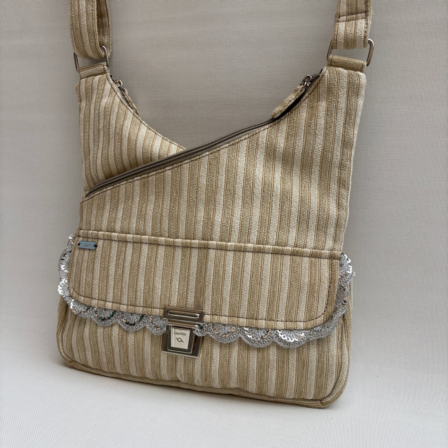 Bolso Bandolera Súper Caomka "Silver Lace Sand" · Pieza Única Núm. 18797