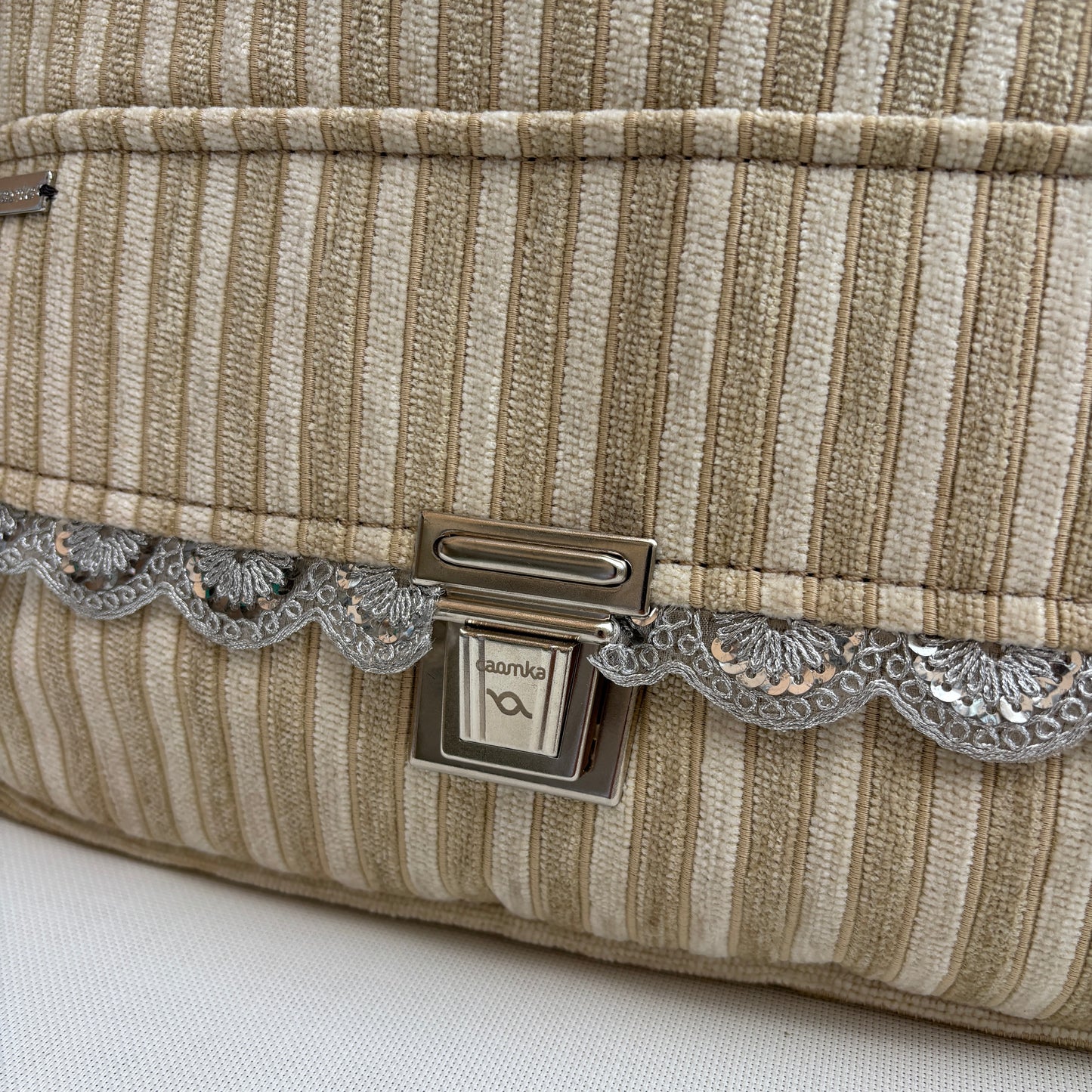 Bolso Bandolera Súper Caomka "Silver Lace Sand" · Pieza Única Núm. 18797