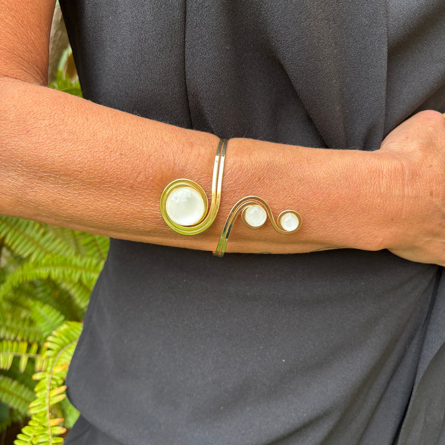 Brazalete dorado "Triple Sol Blanco Éter" – Vidrio fundido y brass bañado en oro.