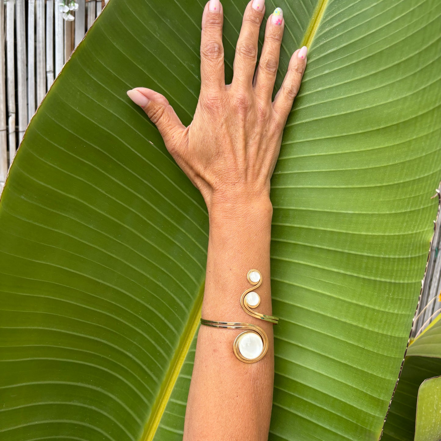 Brazalete dorado "Triple Sol Blanco Éter" – Vidrio fundido y brass bañado en oro.