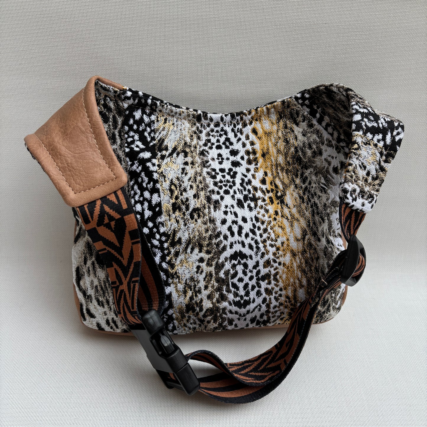 Riñonera "Elegant Animal Print Top" · Polipiel · Pieza única Núm. 18309