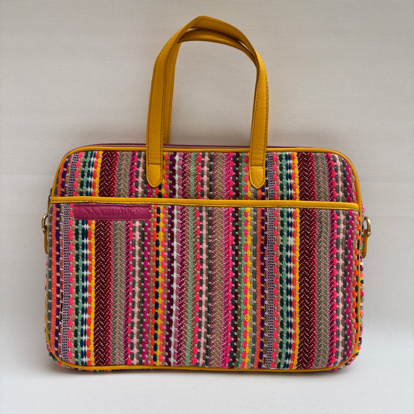 Bolso Porta Portátil “Tribe Joy Mustard” · Pieza Única Núm. 18913