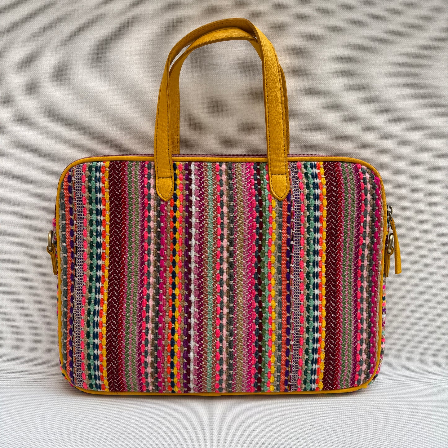 Bolso Porta Portátil “Tribe Joy Mustard” · Pieza Única Núm. 18913