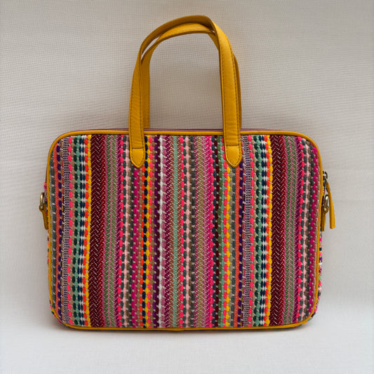 Bolso Porta Portátil “Tribe Joy Mustard” · Pieza Única Núm. 18913