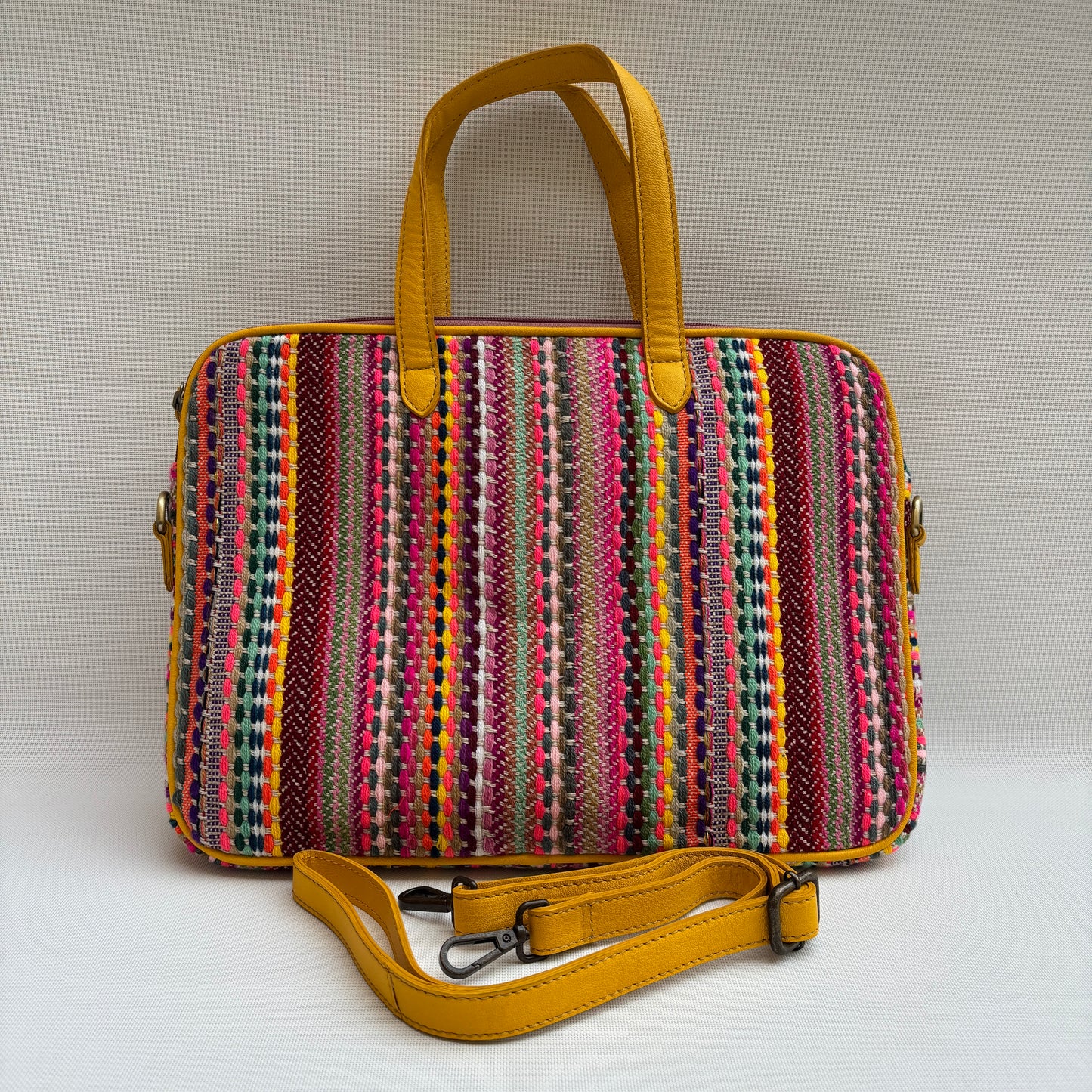 Bolso Porta Portátil “Tribe Joy Mustard” · Pieza Única Núm. 18913