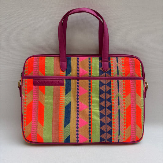 Bolso Porta Portátil “Tribe Fuchsia Energy" · Pieza Única Núm. 18919
