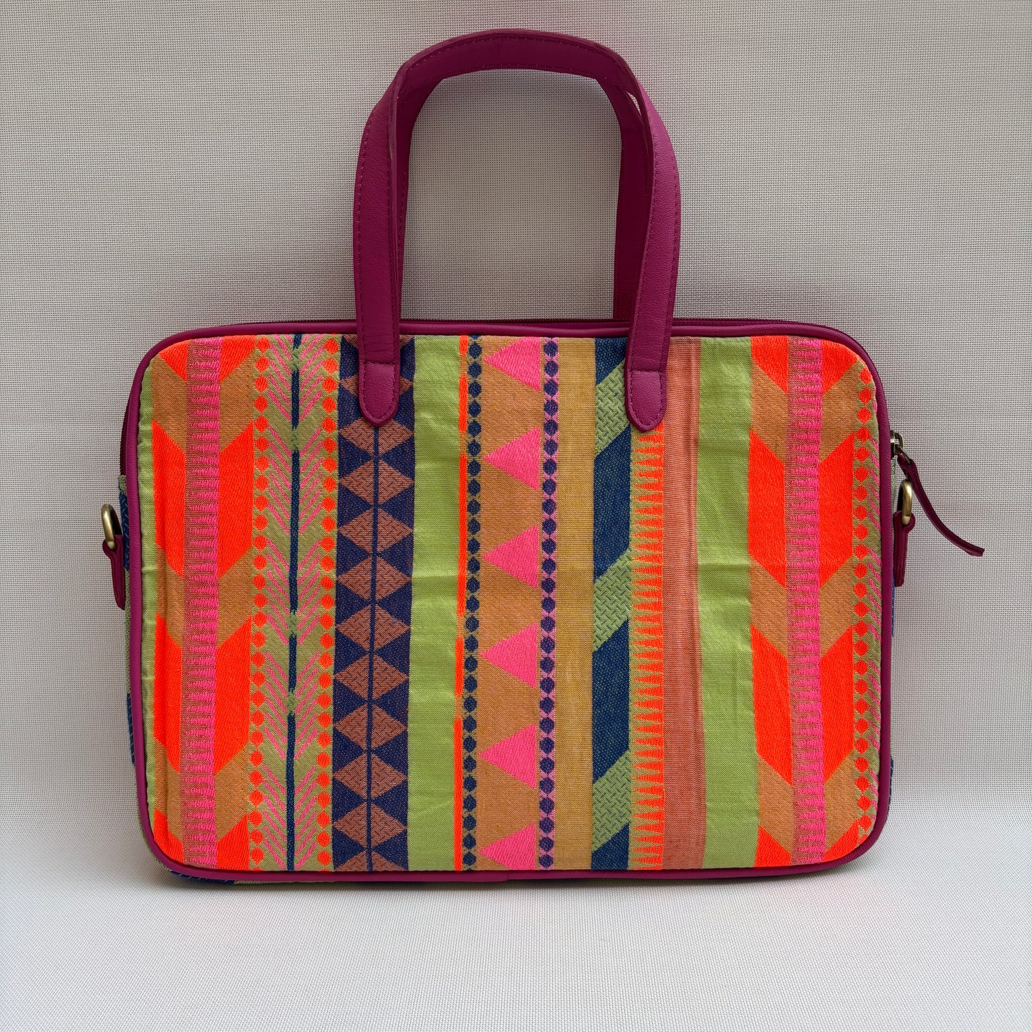 Bolso Porta Portátil “Tribe Fuchsia Energy" · Pieza Única Núm. 18919
