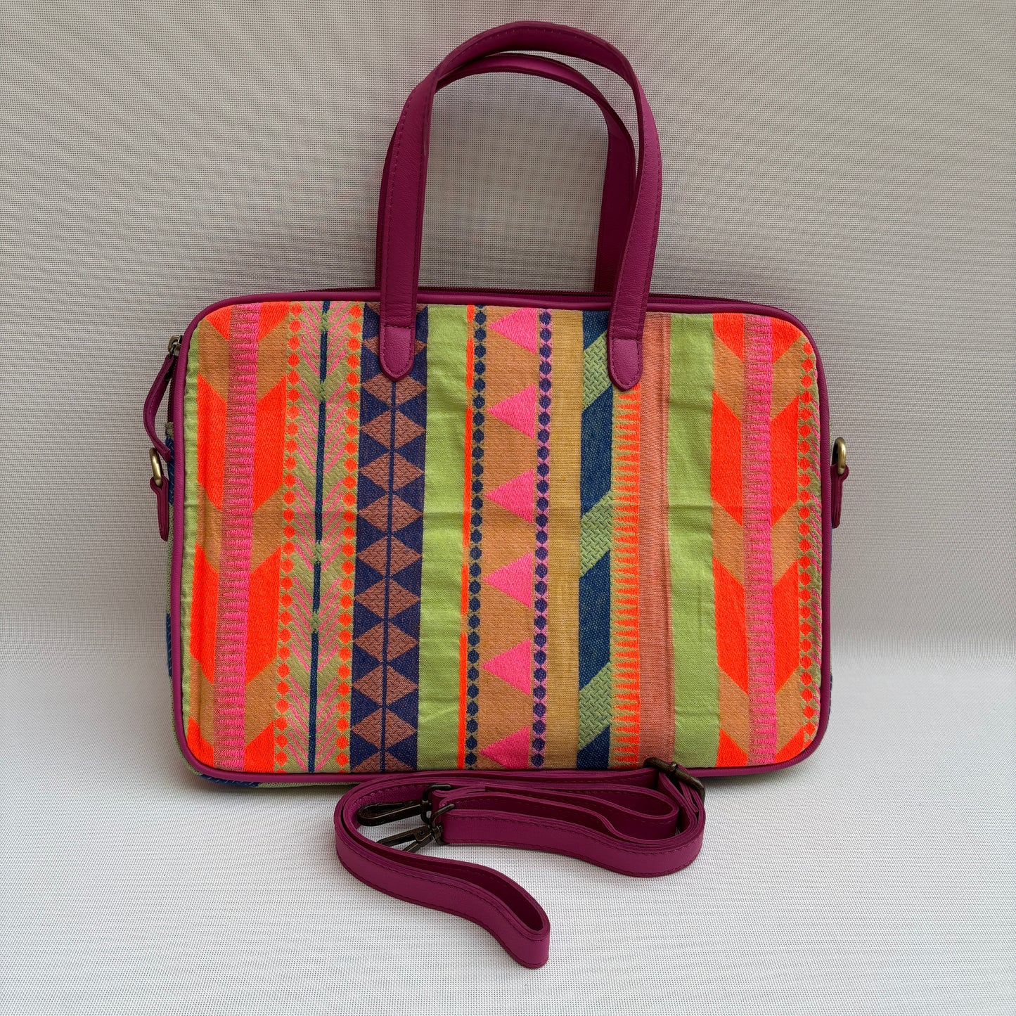Bolso Porta Portátil “Tribe Fuchsia Energy" · Pieza Única Núm. 18919
