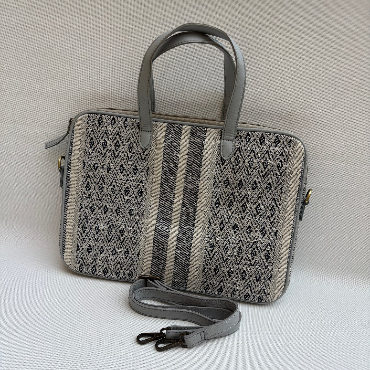 Bolso Porta Portátil “Nordic Grey Soul" · Pieza Única Núm. 18917