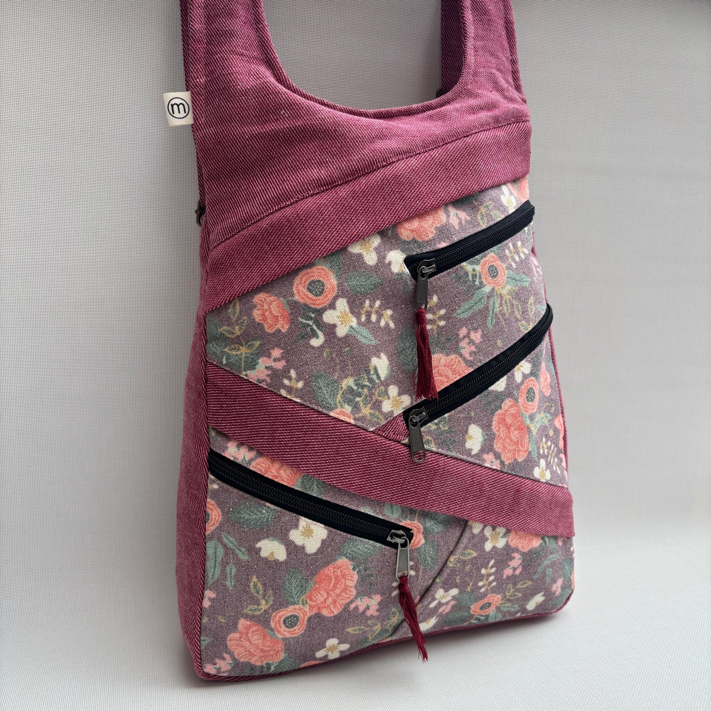 Mochila Multibolsillos "Sagarmatha" Jeans Rosado Rosas · Pieza 17409
