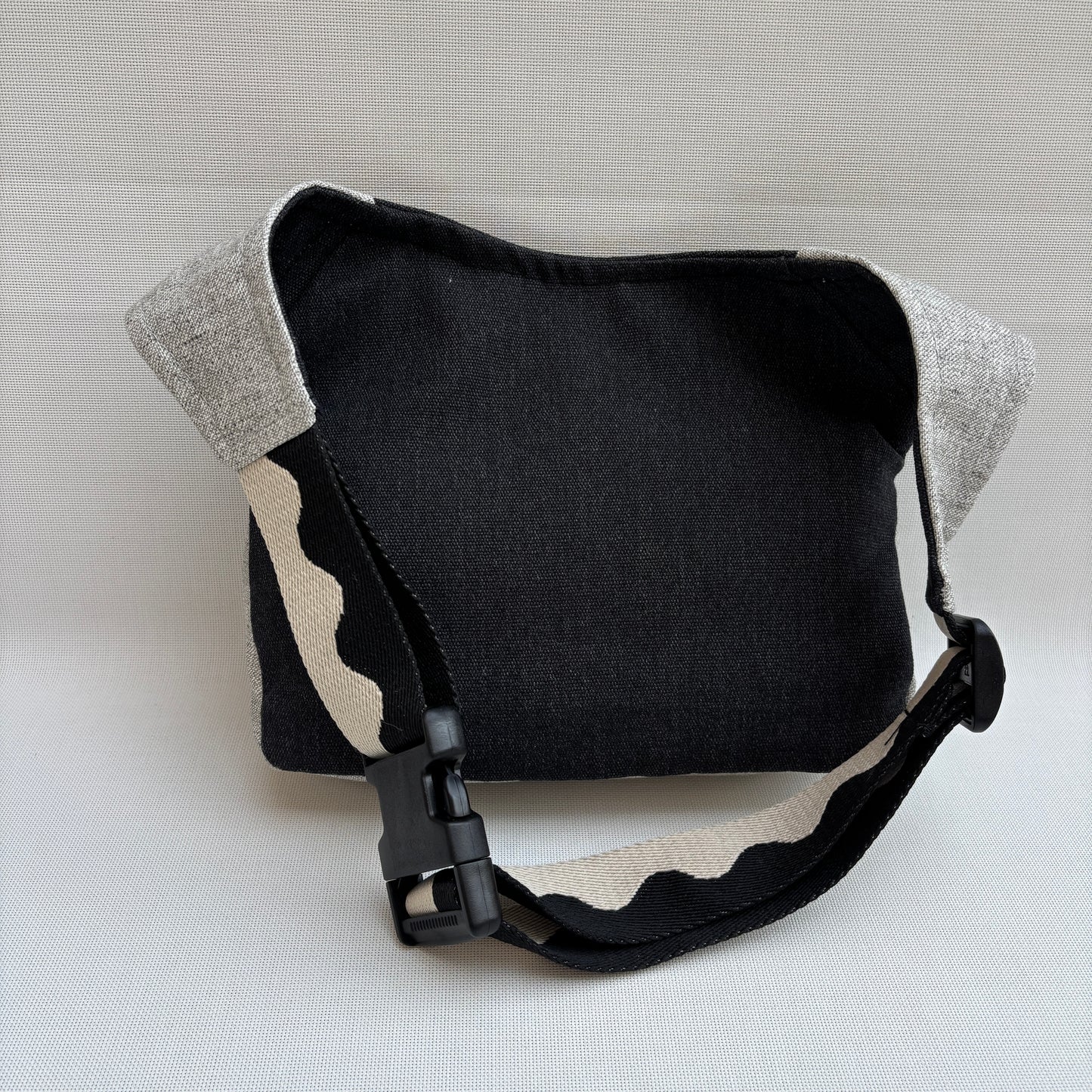 Riñonera “Elegant Gray Top” · Pieza Única Núm. 18956