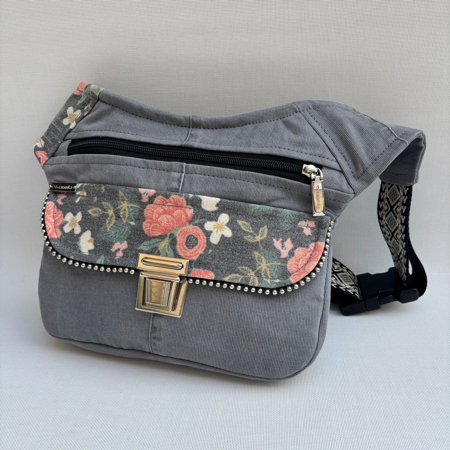 Riñonera "Nepal Rosas Top" ♻️ Jeans Recycled ♻️ · Pieza Única Núm. 17400
