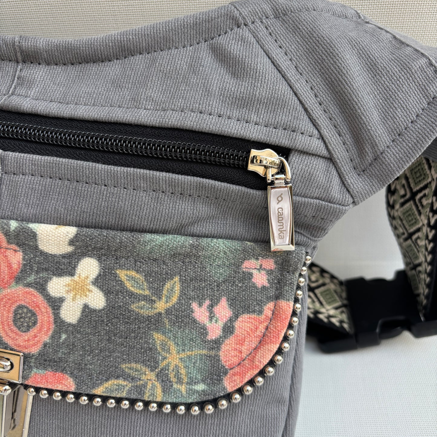 Riñonera "Nepal Rosas Top" ♻️ Jeans Recycled ♻️ · Pieza Única Núm. 17400