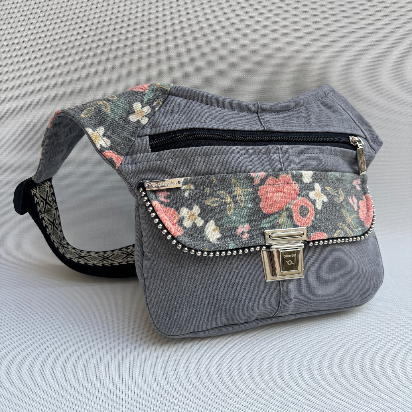 Riñonera "Nepal Rosas Top" ♻️ Jeans Recycled ♻️ · Pieza Única Núm. 17400