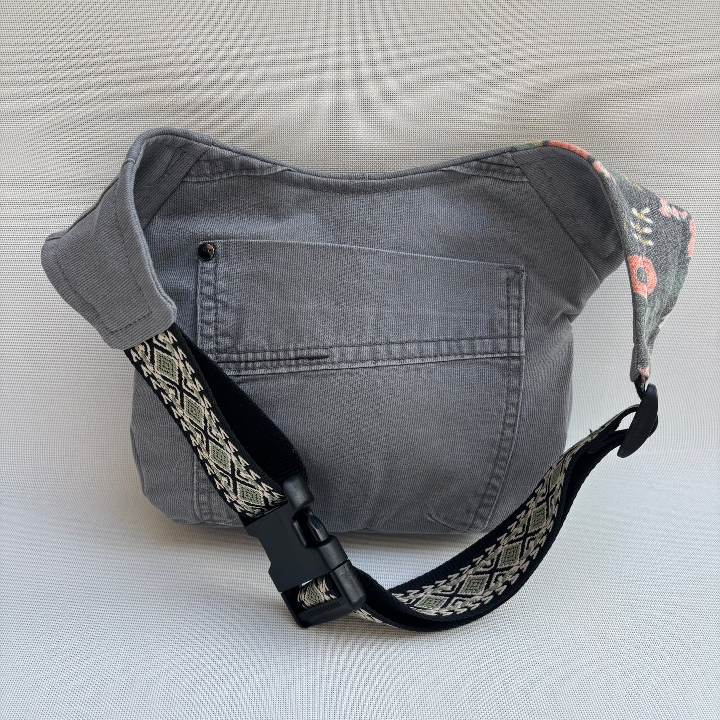 Riñonera "Nepal Rosas Top" ♻️ Jeans Recycled ♻️ · Pieza Única Núm. 17400