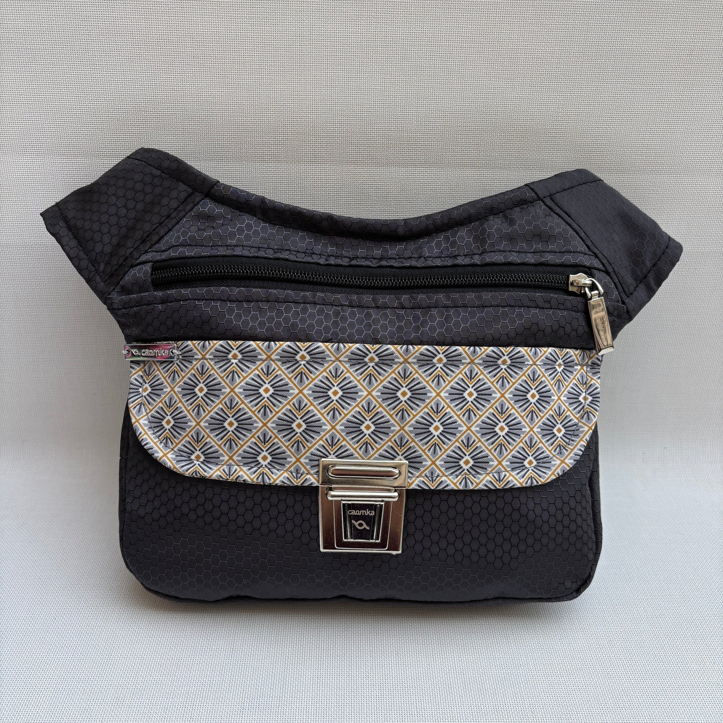 Riñonera "Special Black Geometric" + Bolsillo trasero · Impermeable · Pieza Única Núm. 18983