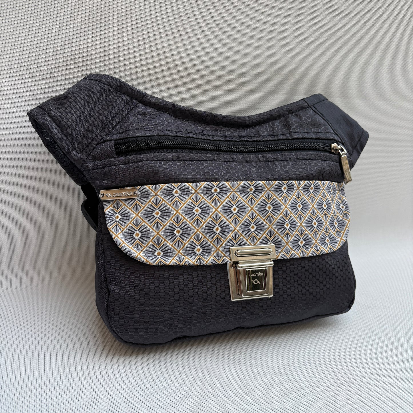Riñonera "Special Black Geometric" + Bolsillo trasero · Impermeable · Pieza Única Núm. 18983