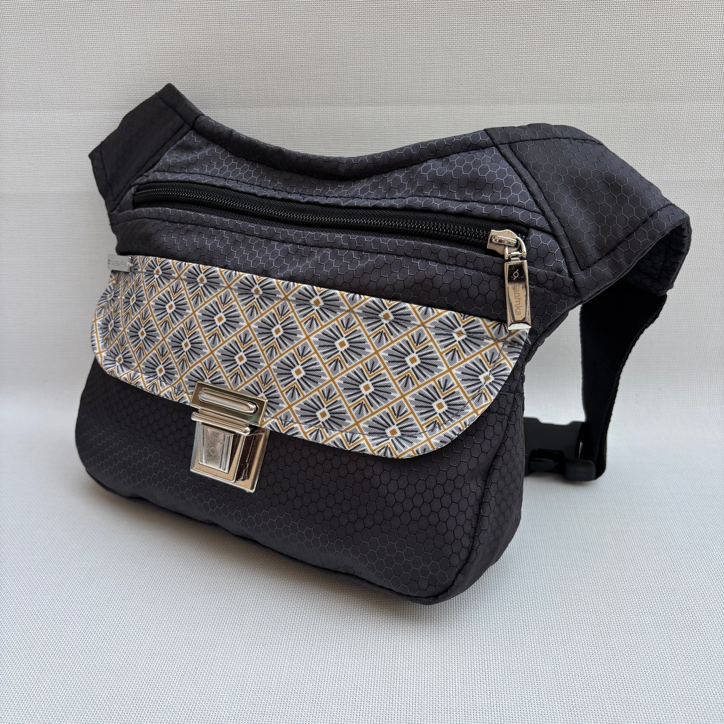 Riñonera "Special Black Geometric" + Bolsillo trasero · Impermeable · Pieza Única Núm. 18983