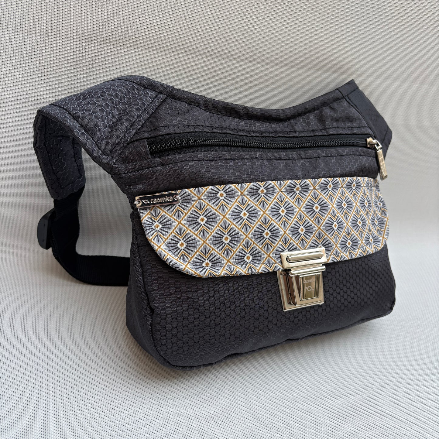 Riñonera "Special Black Geometric" + Bolsillo trasero · Impermeable · Pieza Única Núm. 18983