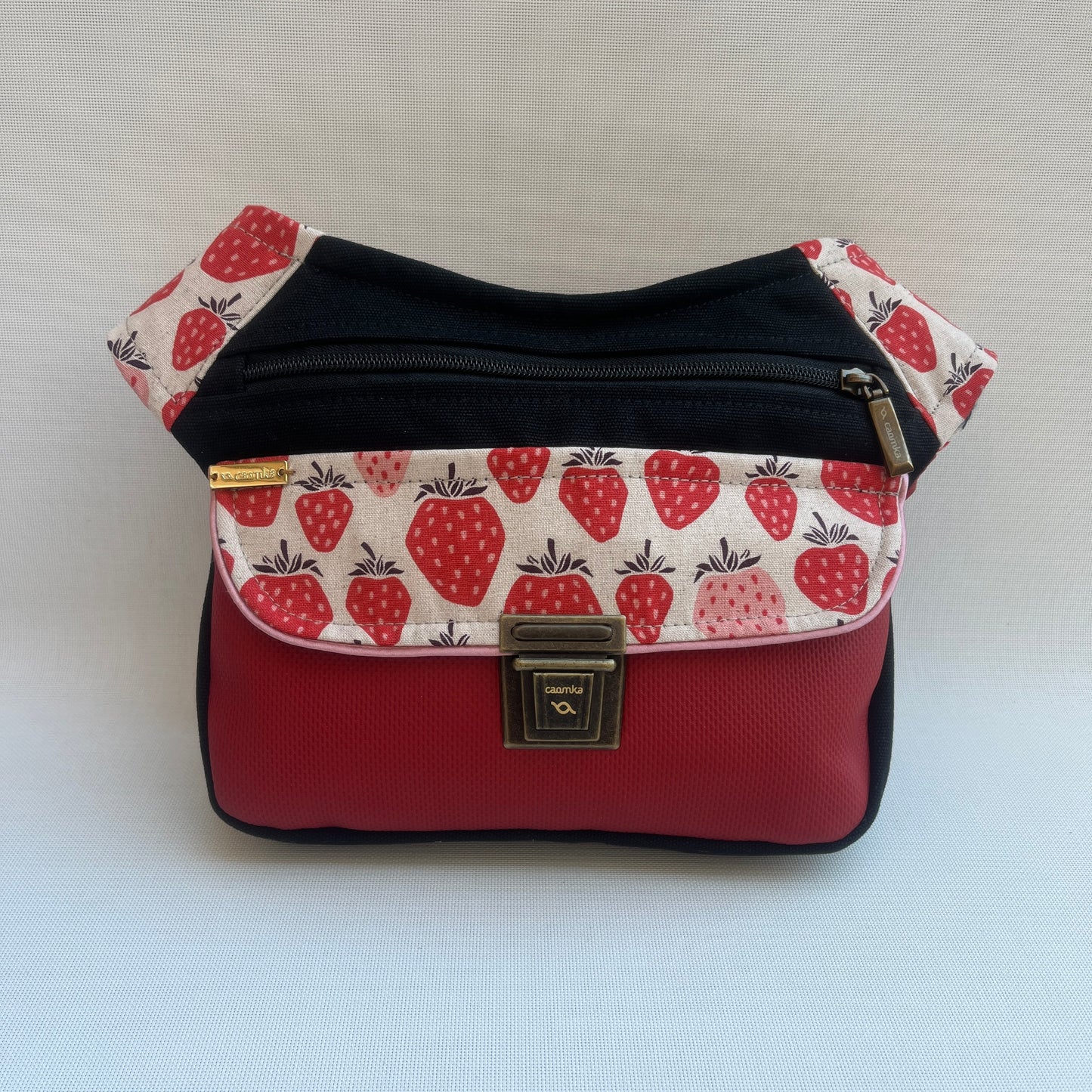 Special Strawberries · Polipiel y algodón + Bolsillo trasero · Pieza Única Núm. 14918