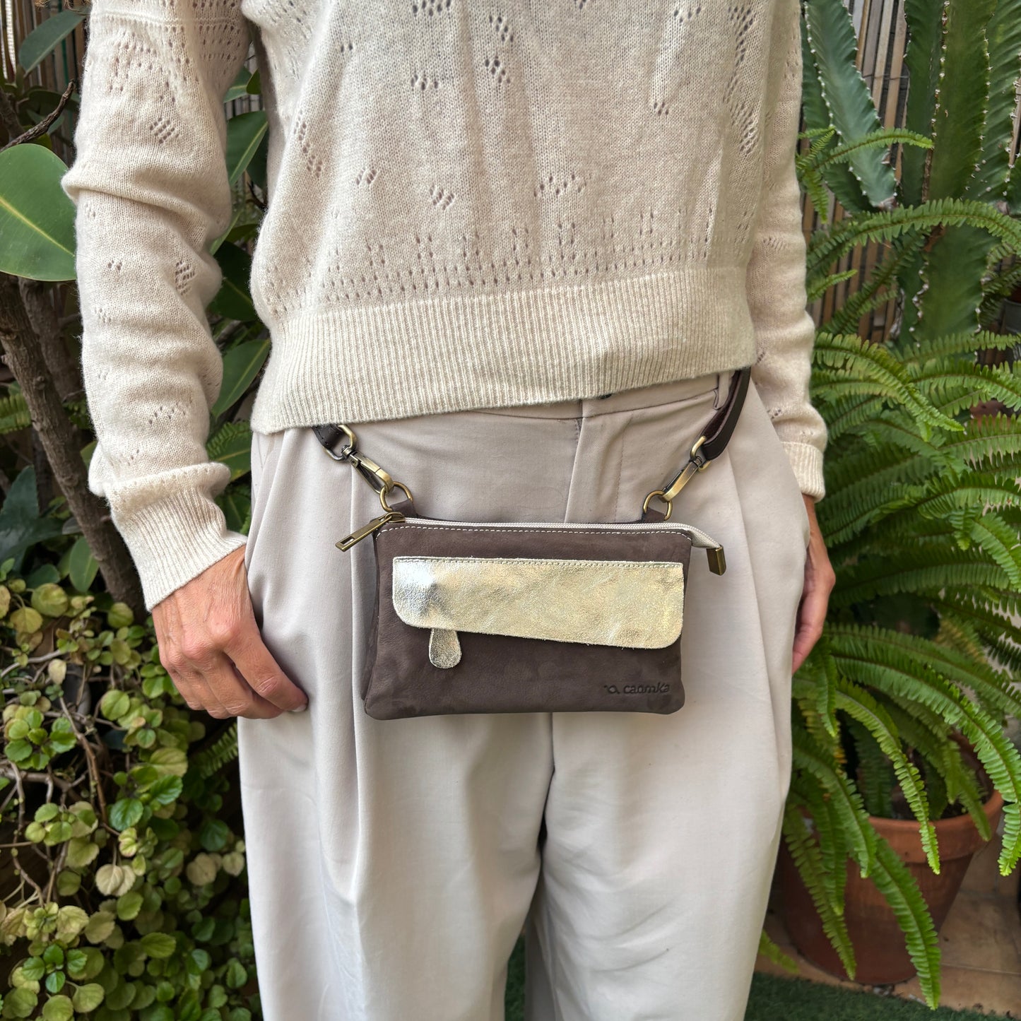 Riñonera multifunción ELEGANT NANO "Brown & Gold" · Piel · Pieza Exclusiva Núm. 18148