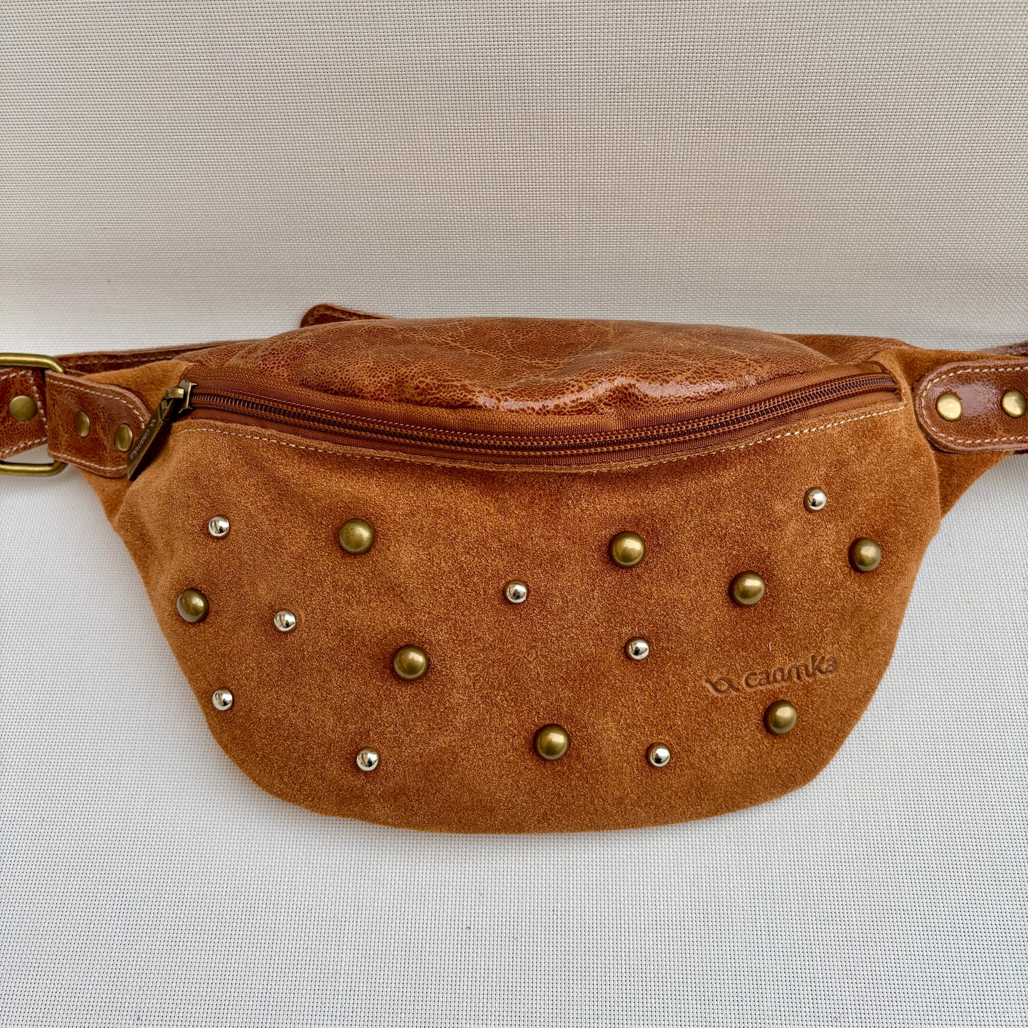 Riñonera RetroChic "Elegant Brown Party 2026" · Piel / Cuero · Pieza Exclusiva Núm. 18223