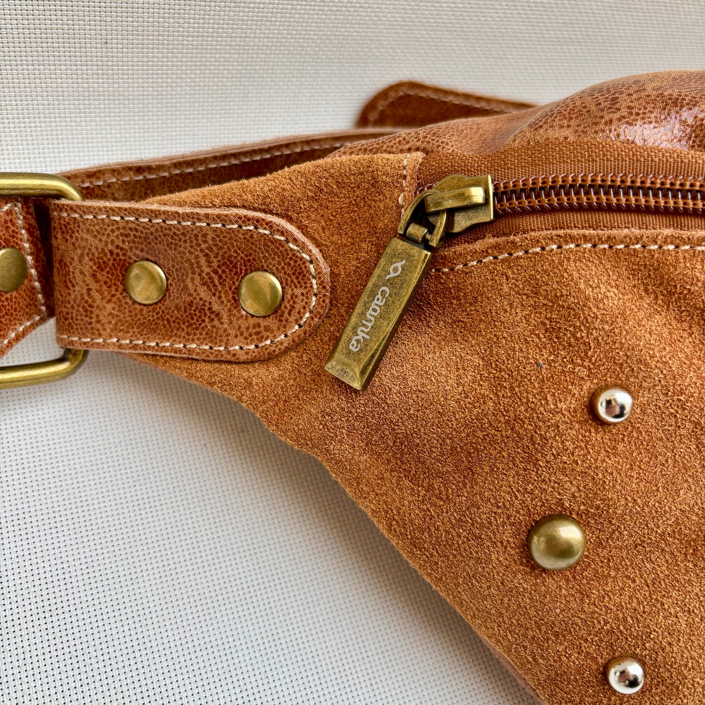 Riñonera RetroChic "Elegant Brown Party 2026" · Piel / Cuero · Pieza Exclusiva Núm. 18223