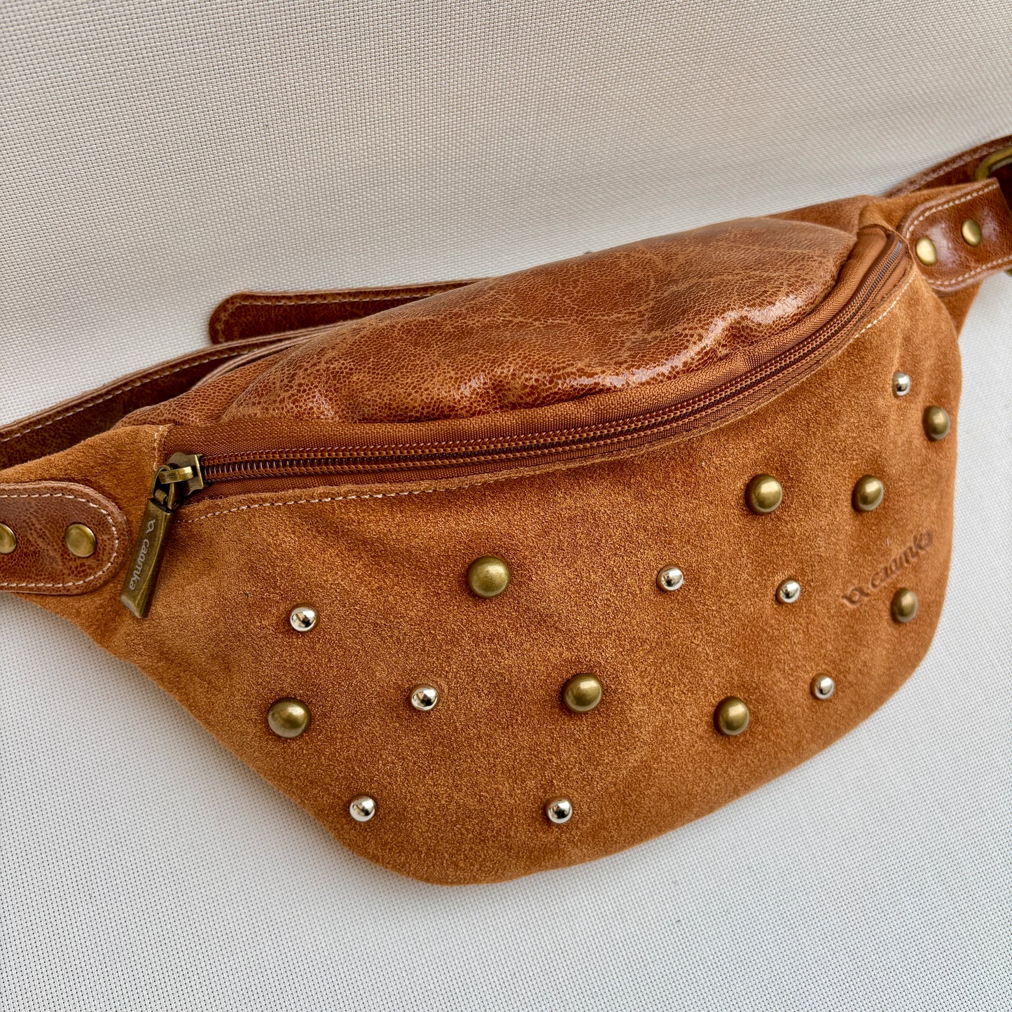 Riñonera RetroChic "Elegant Brown Party 2026" · Piel / Cuero · Pieza Exclusiva Núm. 18223