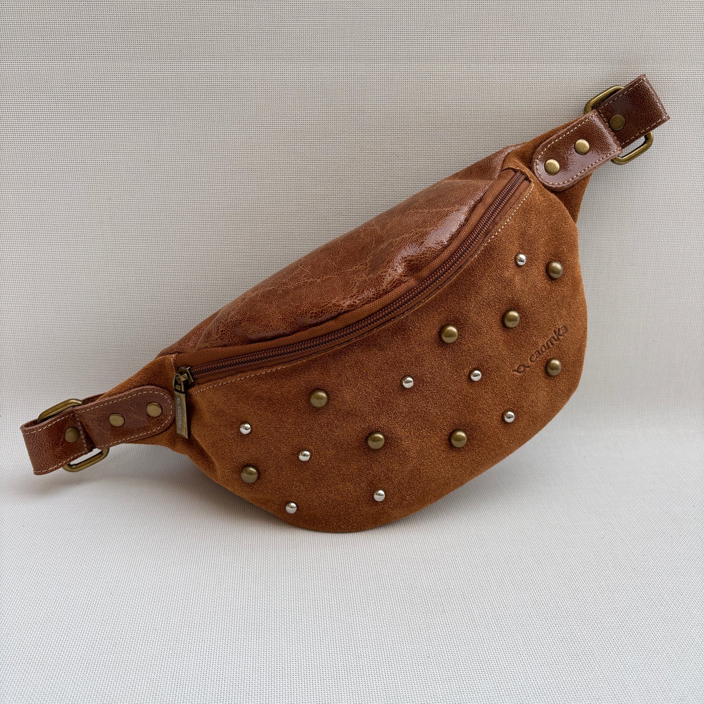 Riñonera RetroChic "Elegant Brown Party 2026" · Piel / Cuero · Pieza Exclusiva Núm. 18223