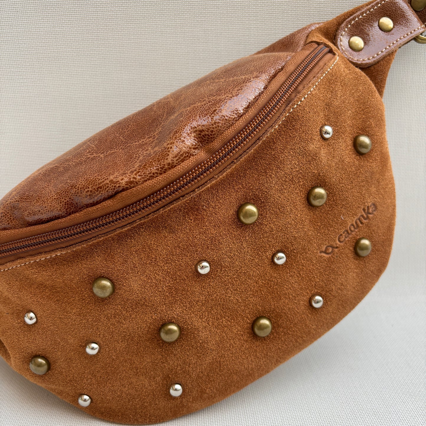 Riñonera RetroChic "Elegant Brown Party 2026" · Piel / Cuero · Pieza Exclusiva Núm. 18223