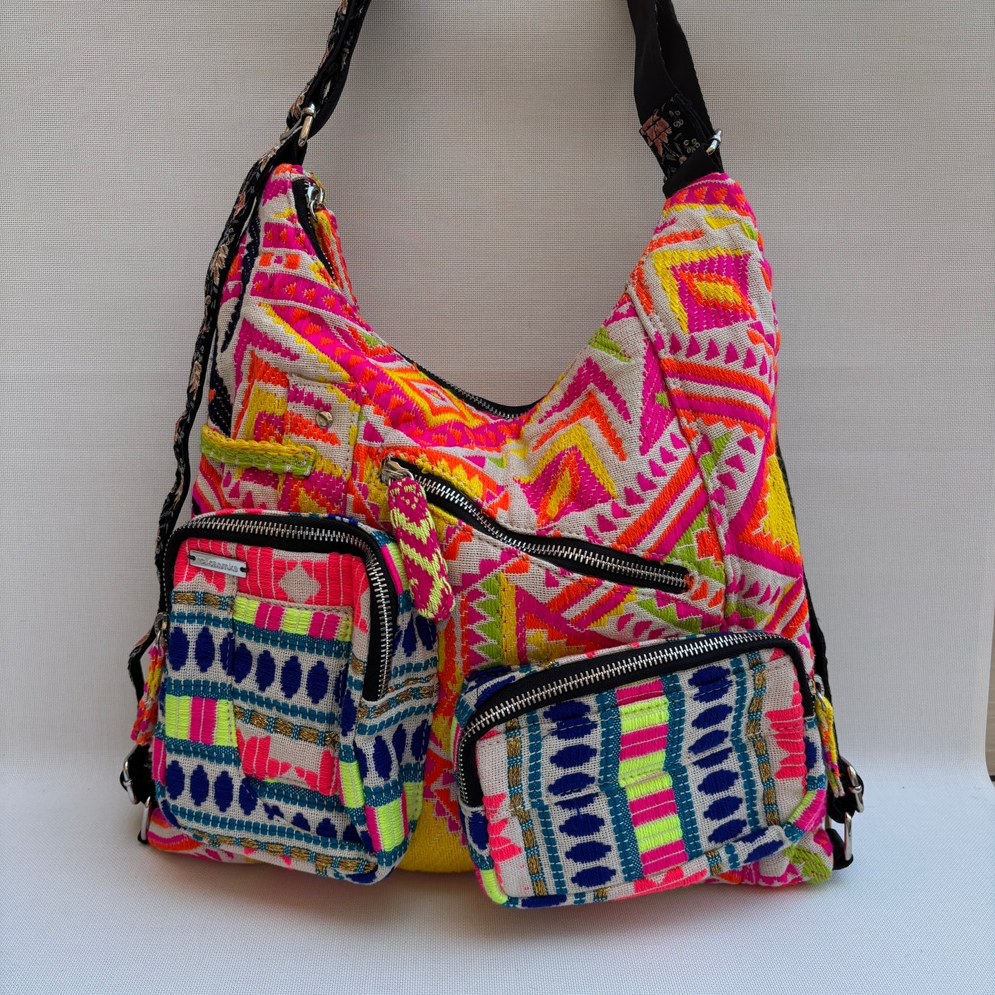 Mochila Caomka modelo Pocket "Neon India Joy" · Pieza Única núm. 18986
