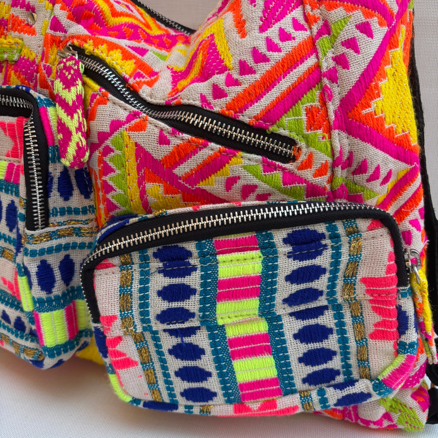 Mochila Caomka modelo Pocket "Neon India Joy" · Pieza Única núm. 18986