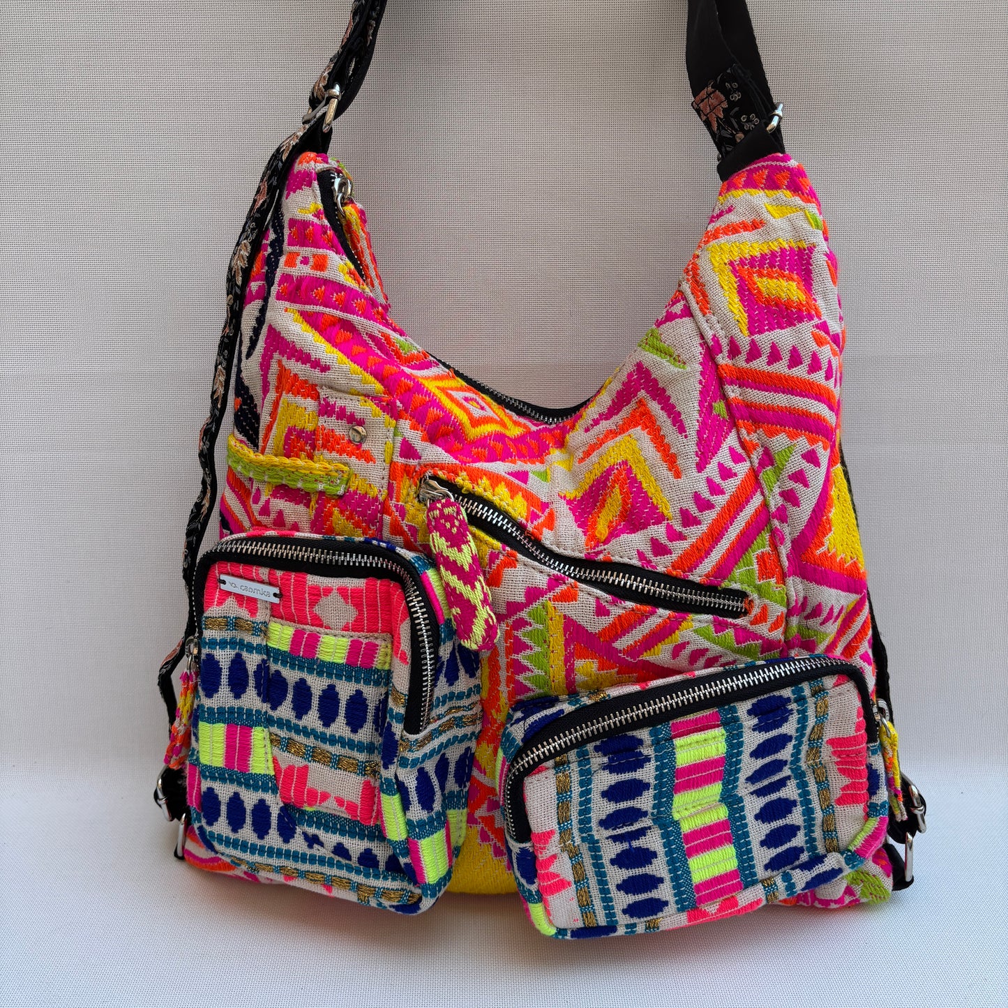 Mochila Caomka modelo Pocket "Neon India Joy" · Pieza Única núm. 18986