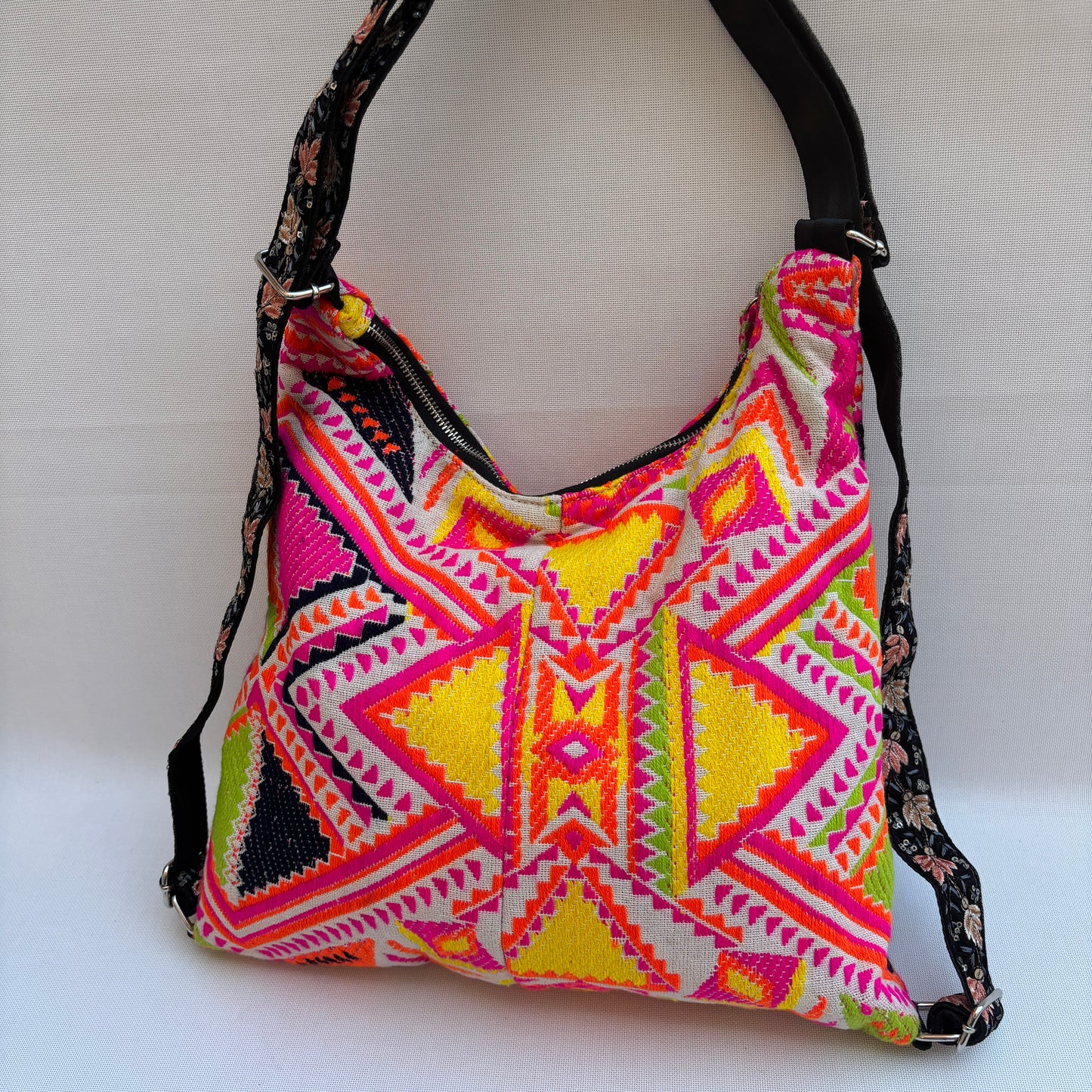 Mochila Caomka modelo Pocket "Neon India Joy" · Pieza Única núm. 18986