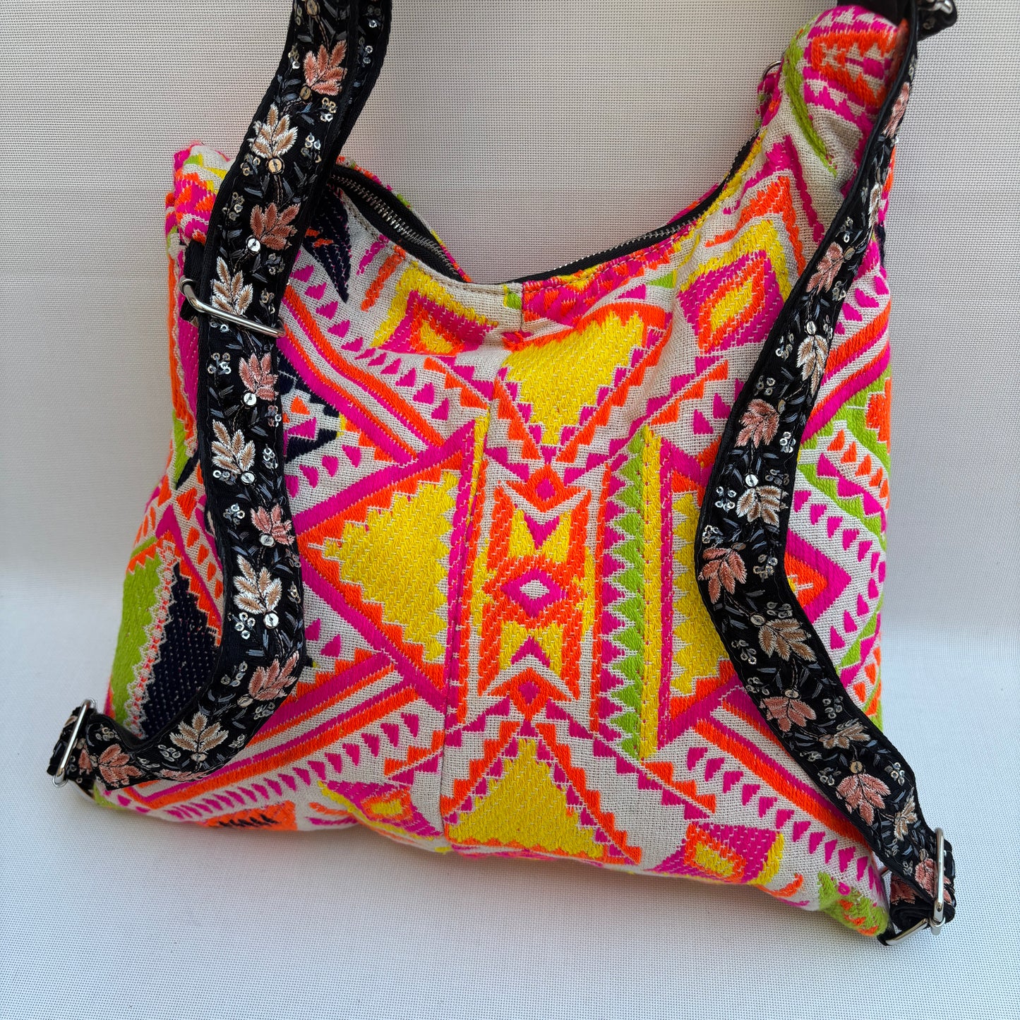 Mochila Caomka modelo Pocket "Neon India Joy" · Pieza Única núm. 18986