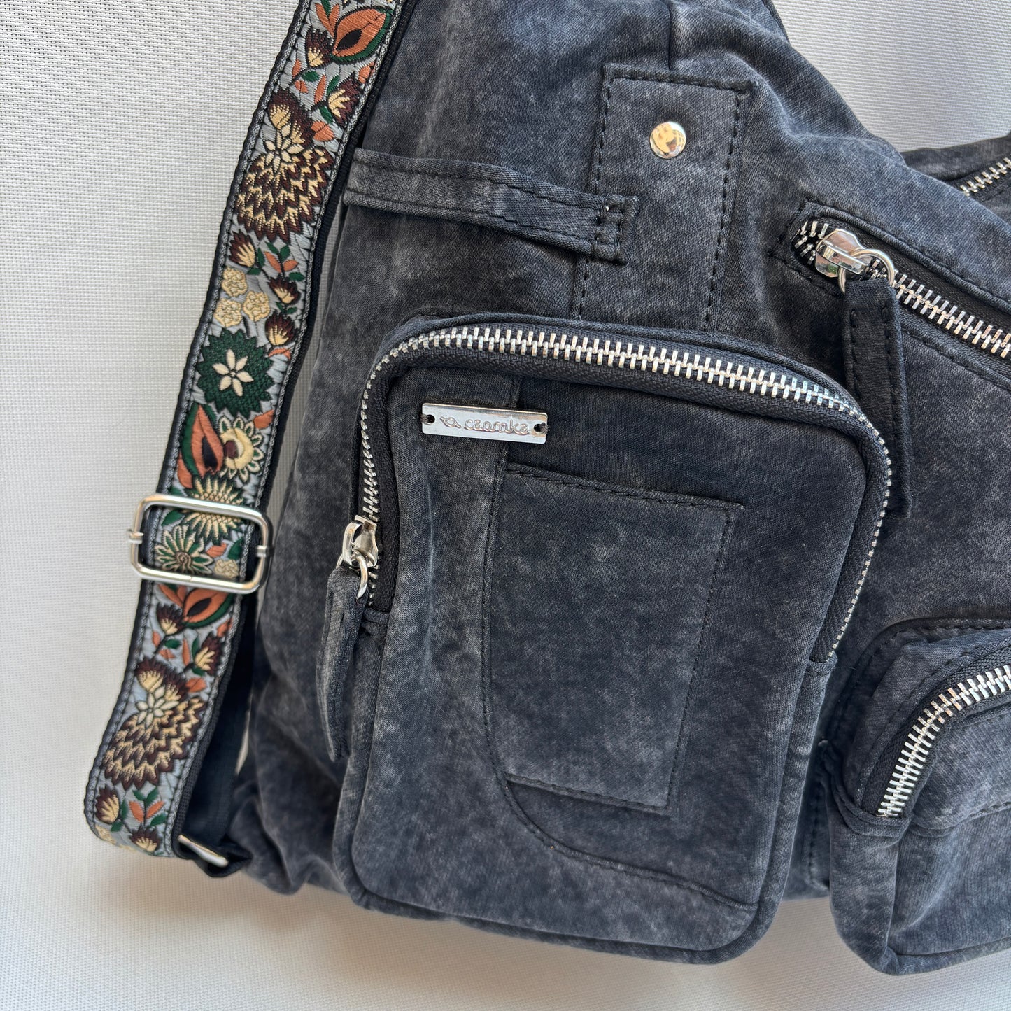 Mochila Caomka modelo Pocket "Black Denim Bloom" · Pieza Única núm. 18988