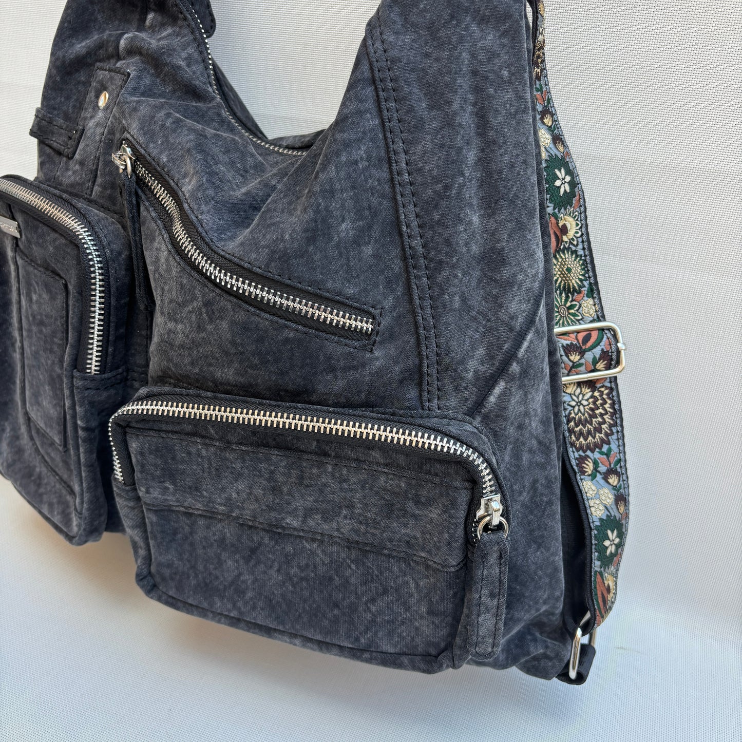 Mochila Caomka modelo Pocket "Black Denim Bloom" · Pieza Única núm. 18988