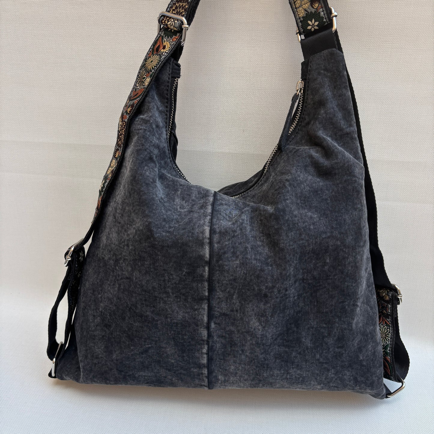 Mochila Caomka modelo Pocket "Black Denim Bloom" · Pieza Única núm. 18988
