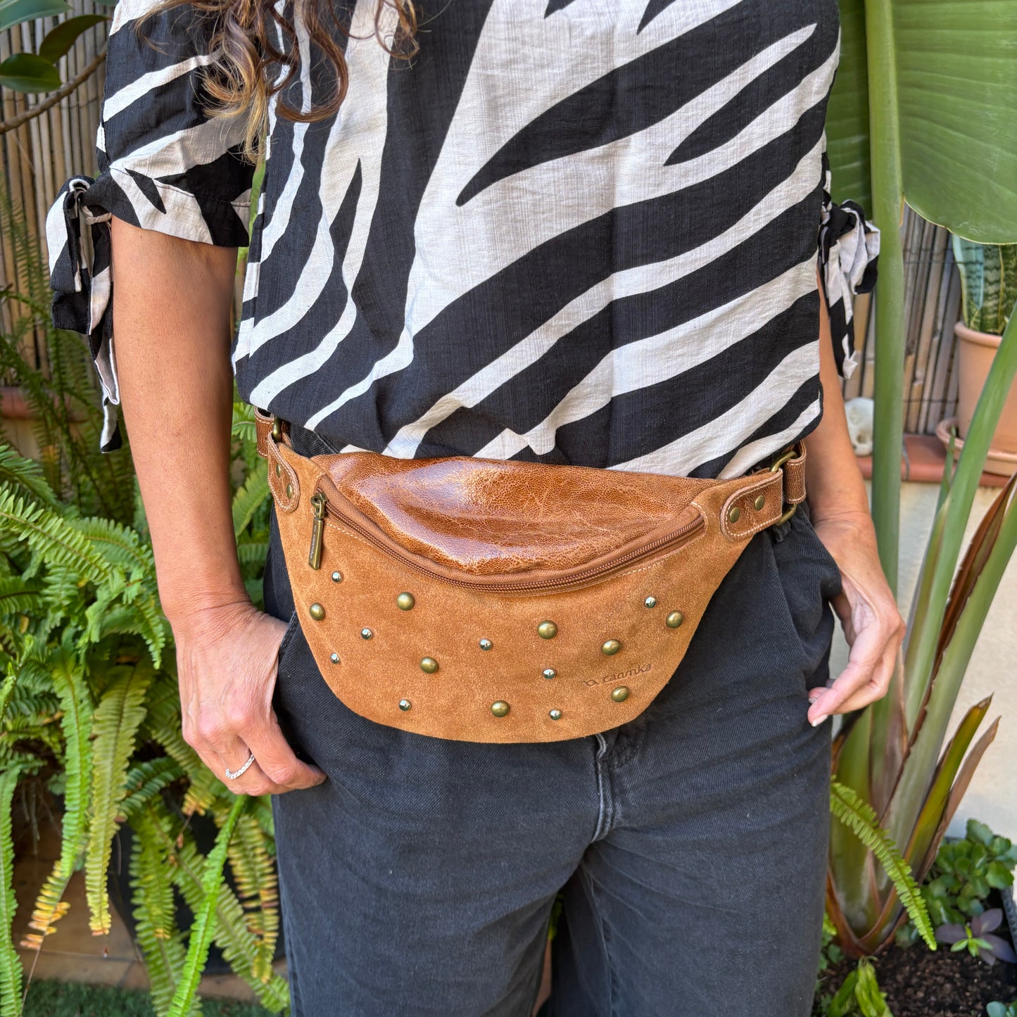 Riñonera RetroChic "Elegant Brown Party 2026" · Piel / Cuero · Pieza Exclusiva Núm. 18223