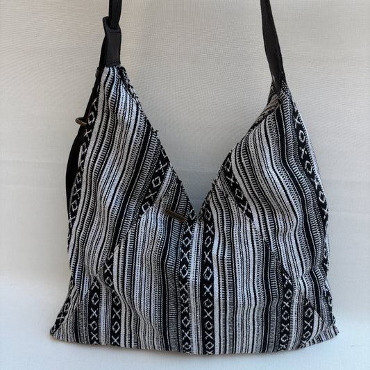 Bolso Violeta “Black India Rhythm" · Pieza Única Núm. 18947 (primeras piezas) en evolución.