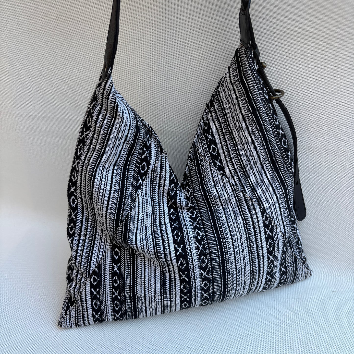 Bolso Violeta “Black India Rhythm" · Pieza Única Núm. 18947 (primeras piezas) en evolución.