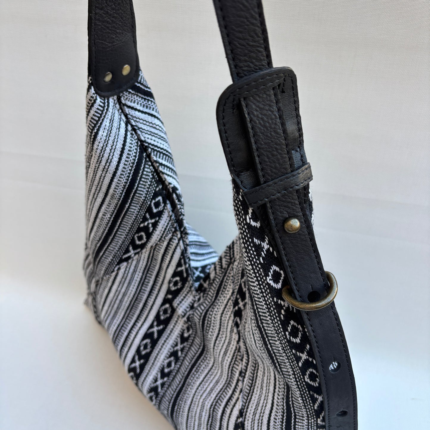 Bolso Violeta “Black India Rhythm" · Pieza Única Núm. 18947 (primeras piezas) en evolución.