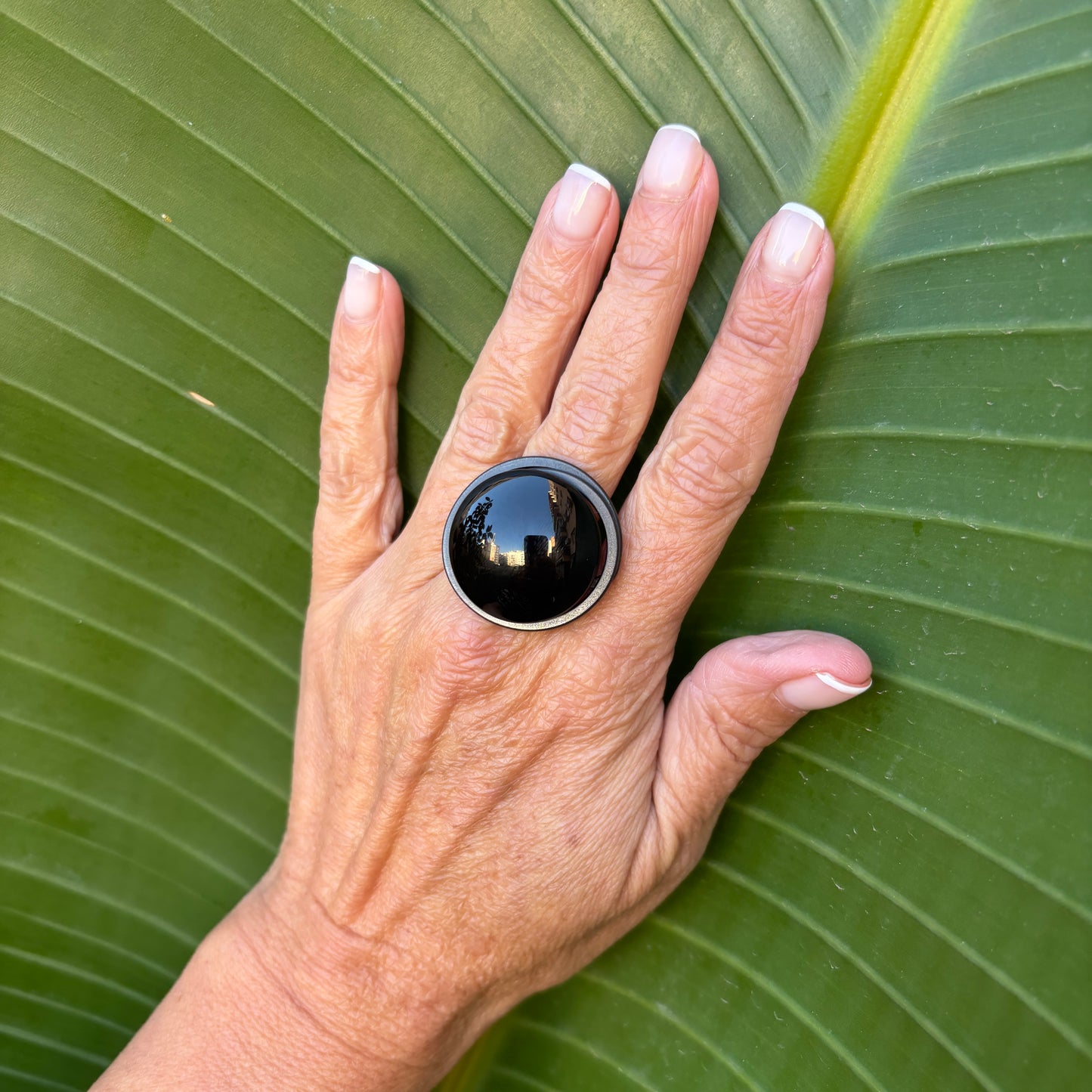Anillo Sol Negro – Vidrio fundido y hierro forjado.