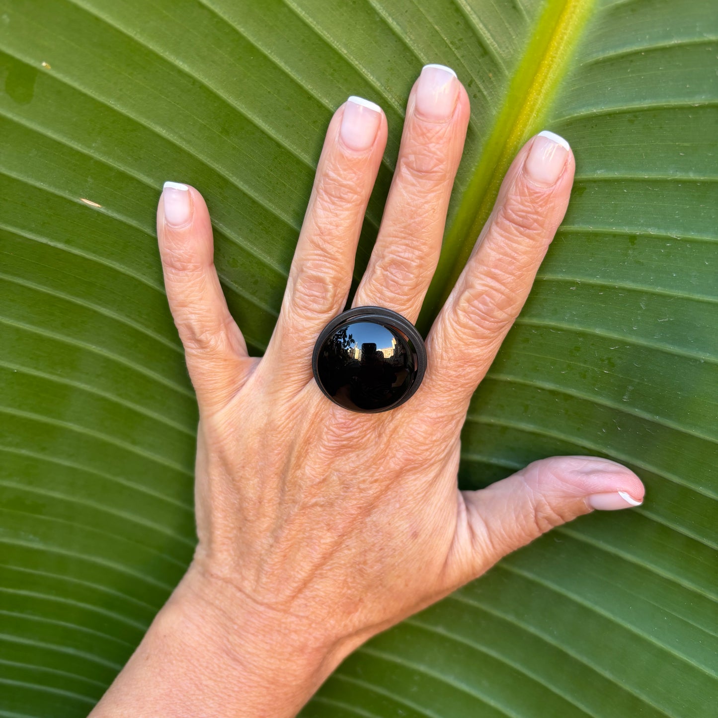Anillo Sol Negro – Vidrio fundido y hierro forjado.